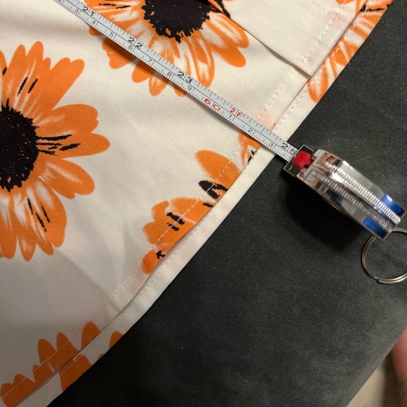 NWOT Men’s Button Down shirt, size medium, sunflowers, lightweight, butt… - Picture 5 of 5